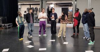 De spelers van Het Nieuwe Goed op het toneel in theater De Tamboer